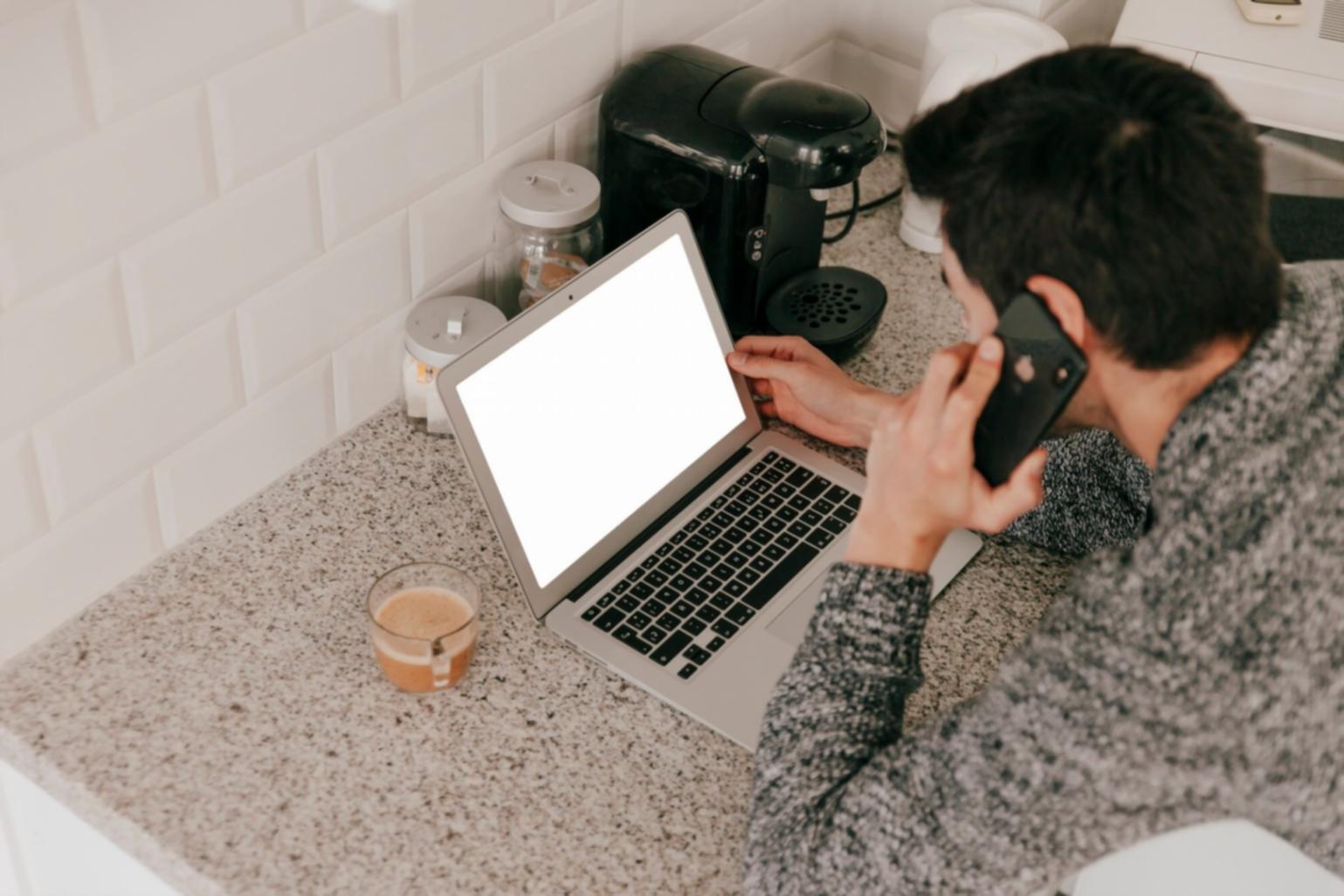 Équipe coravexilion travaillant sur l'organisation de documents financiers dans nos bureaux de Limoges