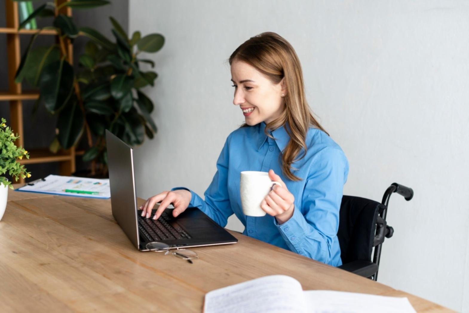 Bureau moderne avec documents financiers et ordinateurs pour la gestion comptable